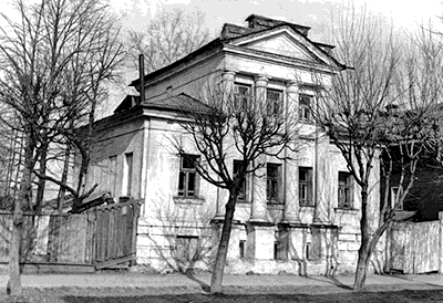 Кирпичный одноэтажный дом с мезонином, поставленный на полуподвале, по типологии представляет собой один из наиболее характерных для русской провинции образцов каменного жилого зодчества в стиле классицизма.