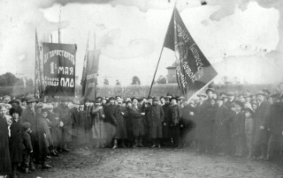 Работники Заволжского завода Пло на Первомайском митинге