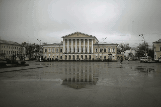  Архитектура центра Костромы в лужах на фотографиях
