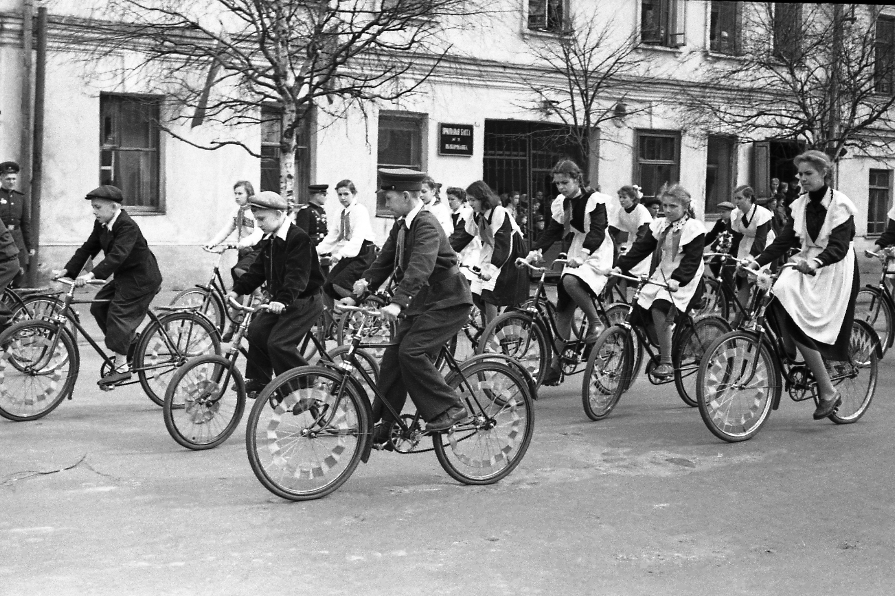 Культура велосипедной езды в СССР подтверждалась умением ровно проехать перед трибуной