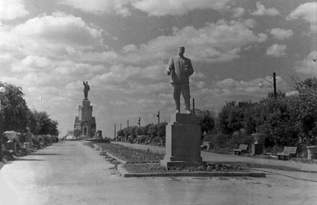 Памятники Ленину и Сталину в Костромском парке