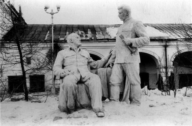 Памятник Ленину и Сталину на Советской улице в Костроме