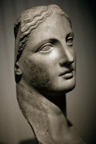  Мраморная скульптура. Александрия, кон. IV — нач. III в. до н. э., один из видных памятников античной коллекции.  Предметная съемка в музее