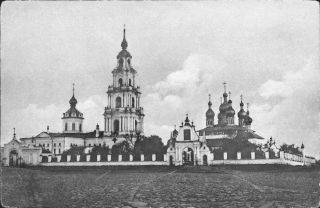  Слева – Богоявленский собор, справа – Успенский
