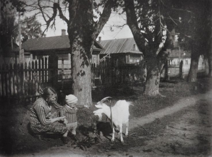 Young Andrei and his mother, Maria Vishnyakova, Zavrazhie (1933).