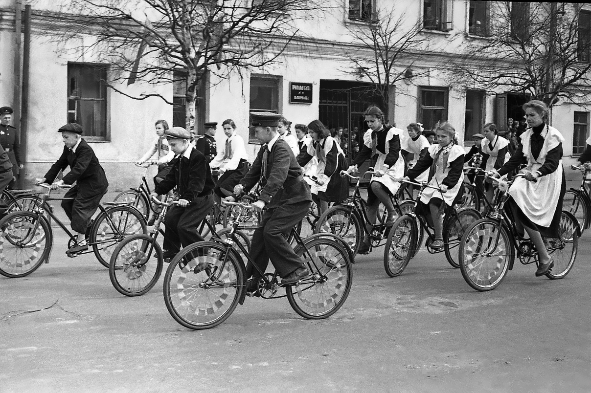 Школьники на велосипедах в праздник
