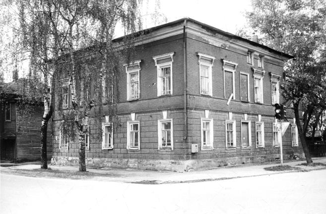 Двухэтажное кирпичное здание в стиле позднего классицизма, фиксирующее угол квартала на пересечении улиц Свердлова и Смоленской