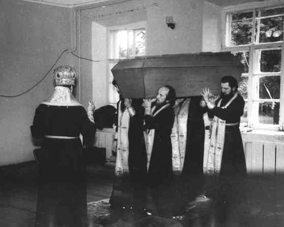 Removal from the church of the tomb with the remains of St. Ignatius