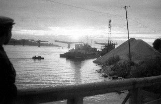 Строительство моста через р. Волгу. Автор:Мозолев В.В. 1968-69. 