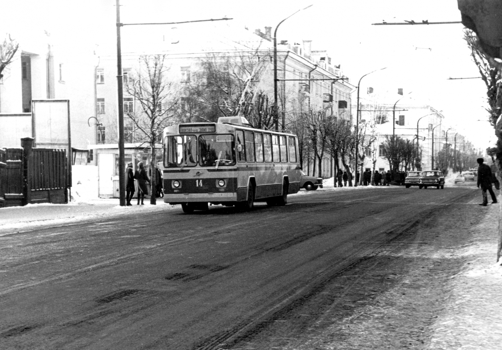 Первые троллейбусы на улице Советской