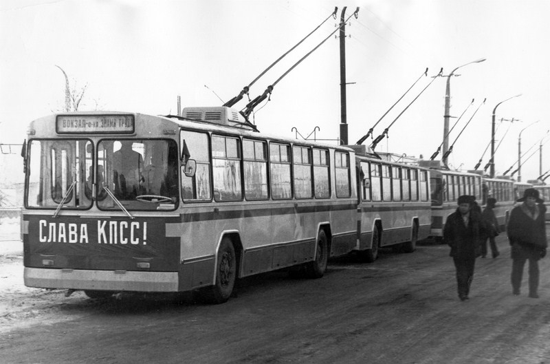 Первые троллейбусы на улице Советской