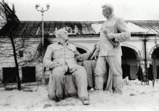 Памятник Ленину и Сталину на Советской улице в Костроме