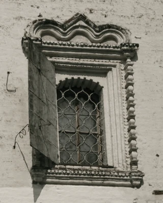 Ставни и окно церкви Иоанна Богослова в Ипатьевской Слободе