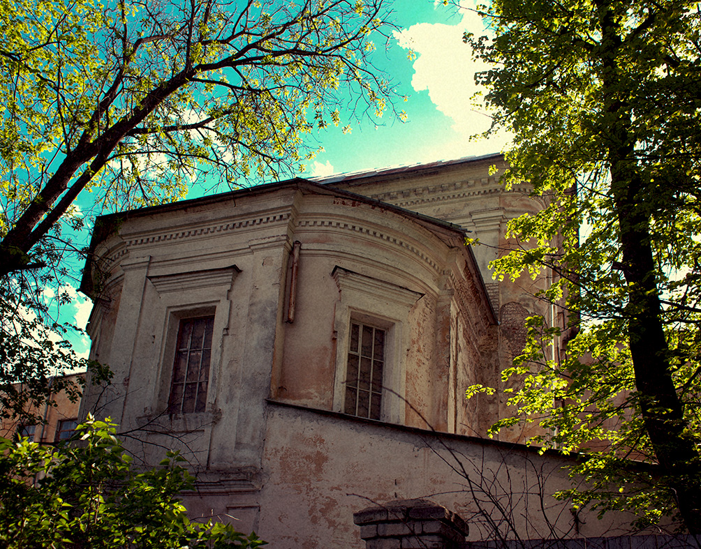 Окна Власьевской церкви со стороны