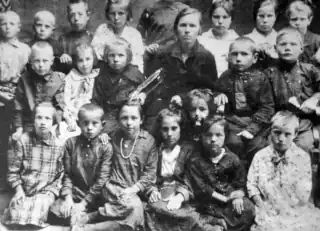 Classmates. In the front row, first from the right is K. Zapevalova, behind her is M. Pugovkin. Early 1930s