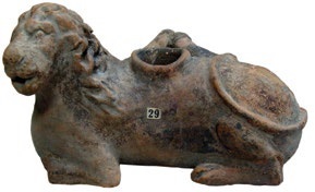Фигурный краснолаковый сосуд в форме лежащего льва I - II вв. н. э. Керченская коллекция