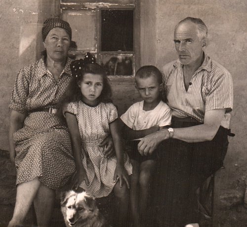 Александр Александрович и Мария Григорьевна Григоровы с внуками Галей и Левой