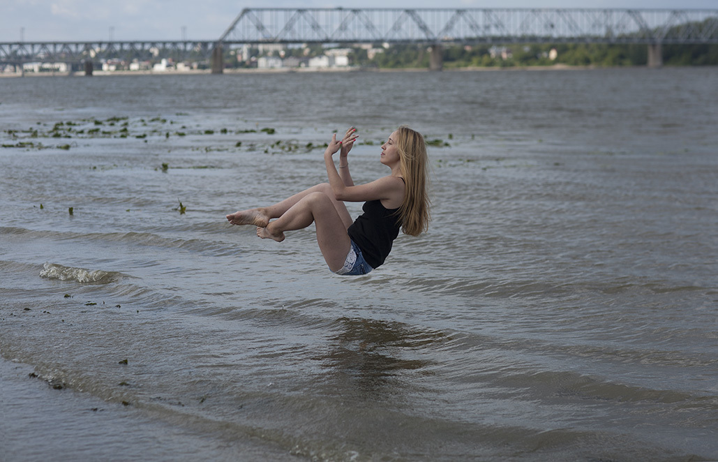Она сильная река. Волга и девушка. Девушки на реке Волге. Блондинка на речке. Волга вода.
