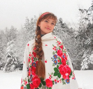  Уличный женский портрет на фоне заснеженного леса