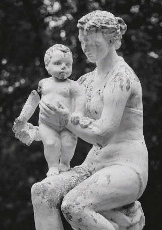  Уличные репортажные снимки. Mother and child sculpture from Kostroma. Russia beyond
