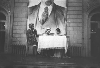  Пришкольная советская театрализация на фоне портретов с Лениным