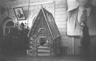  Детская театральная постановка в советской школе на фоне портретов вождей