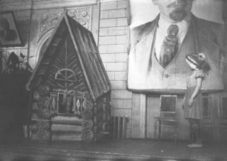  Детская театральная постановка в советской школе на фоне портретов вождей