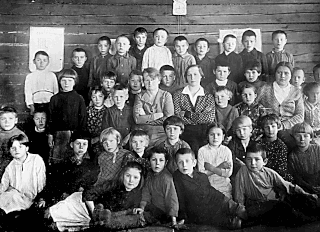 Лёня Пискунов с учителями и учениками Ведёрковской начальной школы