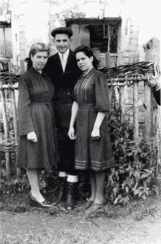 Леонид Пискунов с Марией Елисеевой и Елизаветой Елисеевой