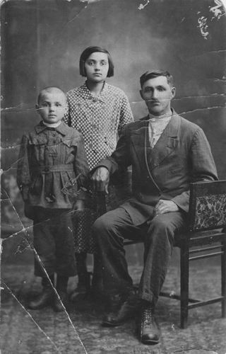 Леня Пискунов с отцом и сестрой