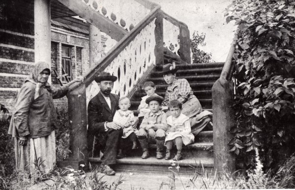 Лев Львович Пушкин с семьёй