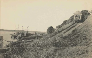  Спуск от беседки к реке