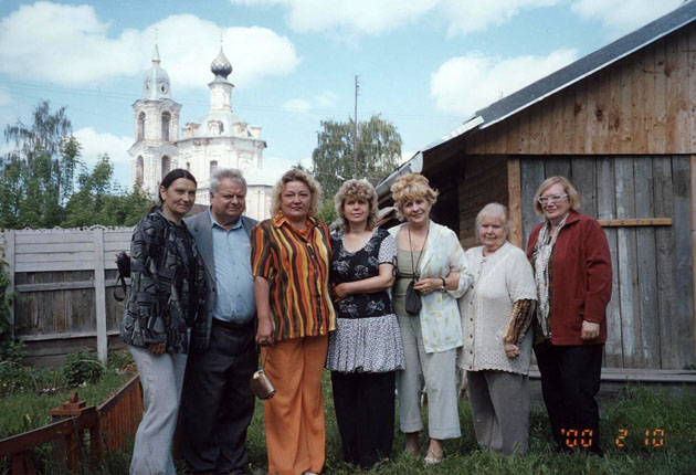 На фоне Варваринской церкви