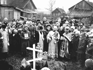 Memorial service at the grave of Mikhail Diev in the village of Ilyinsky, Sudislavsky district, 1989