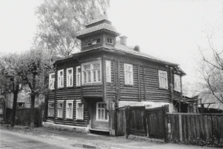  Двухэтажный деревянный дом, в облике которого проявились черты по-провинциальному трактованного модерна, построен в 1915 г. инженером Сибиряковым