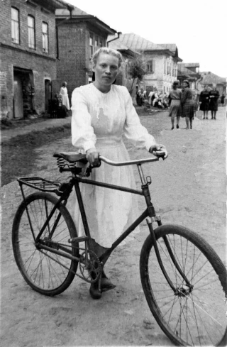  Уличный портрет девушки на фоне домов