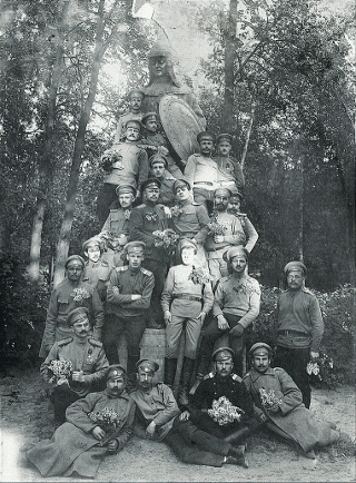 Члены Костромского городского совета солдатских депутатов у скульптуры России