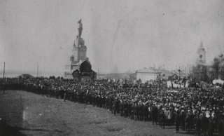 Демонстрация возле монумента