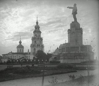 Ленин на фоне кремля